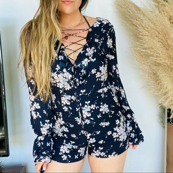 NEW INTERMIX Revolve Navy Blue White Silk Lace Up Ruffle Shorts Floral Romper 4 - Picture 1 of 9